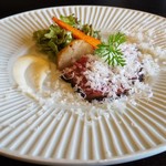 徳山鮓 - 吉田牧場のブラウンスイス牛：吉田牧場のブランドスイス牛に 鮒寿司のソースが添えられて、ふんわりと削ったラクレットチーズがタップリとかけられています。　　　　　　2019.10.26