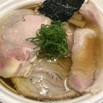 らぁ麺 飯田商店 - 香りと旨味が素晴らしい鶏スープと3種類の主張の異なるチャーシューが絶品！