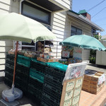 食品館ポテト - 南中山のお店ミャ　そろそろ暑くなってきたので、パラソルが活躍するミャ