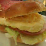 チックタック・ダイナー - 「タマゴとハムのミッキーサンド」を横から見たところ