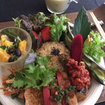 ヴィーガン創作家庭料理 KLASINA - ヴィーガンランチプレート。
