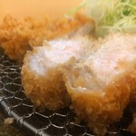 とんかつ和泉 - 断面、肉汁がキラキラ