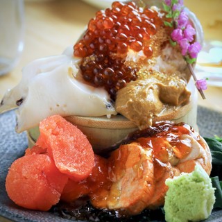 我们以著名的“黑关东煮”和用蓝鳍金枪鱼制成的精美[创意日本日本料理]而感到自豪。