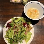 肉友 - 前菜のミネストローネ風スープとサラダ