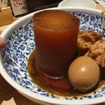 酒肴日和 アテニヨル - 黒おでん。牛すじ@280円(税別)、玉子@180円(税別)、大根タワー@300円(税別) 一番気に入ったメニューかも(＾ω＾)