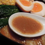 つけ麺 桜みち - 【黒味噌 全部のせ】スープをズズっと... めちゃめちゃ濃い感じではないです。