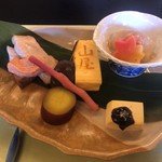 山屋 - 焼八寸　豚ロース煮、里芋海老そぼろ庵掛け、はじかみ、豆腐田楽、玉子焼き、玉蒟蒻山椒煮、丸十蜜煮