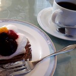 デセールカワウチ - ケーキセット(650円)　タルトフルーツ&ホットコーヒー