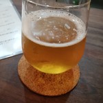 ラティスワーク ブリューイング タップハウス - 香り立つビールには大きめのグラスで，香りを含ませるようにしている．