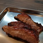 ラティスワーク ブリューイング タップハウス - 来店時，マスターがちょどスペアリブを焼いていたので，出来上がりをいただいた．やわらかい焼き上がりでうまい．