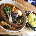 スープカレー トムトムキキル - 牛すじ・きのこ・揚げ出し豆腐のスープカレー　ソーセージトッピング（1,360円＋100円＋税）