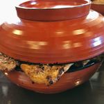 野さか - 蓋からお肉がはみ出してました【料理】