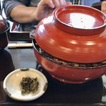 野さか - 量にビックリしながら恐る恐る蓋を開けようとするウサ子ちゃん（笑）【料理】