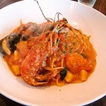 CALM - 新鮮な魚介類がたっぷり入ったトマトソースのパスタ