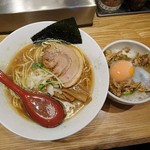 双麺 - 醤油ラーメン＆月見豚とろ飯　2019.10