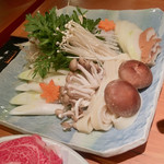 Shabushabu Nihon Ryouri Kisoji - ●上すきやき（2人前）9,460円
                        先付け、すきやき（和牛霜降肉、野菜盛り）玉子（お代わり自由）トマトサラダ、きしめん、ご飯（白米または十六穀米、お代わり自由）香の物、デザート（アイス3種より選択）