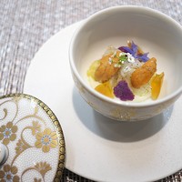 Grand rocher - 2種のカリフラワーにウニ。器がそれぞれ美しいが、これは驚きの九谷焼。料理を引立てます。