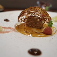 Grand rocher - キャラメルドームの中にはフォアグラのテリーヌ。時々薄ーい味のテリーヌを見るが、ここはしっかり濃厚。ここまで原価をかけるかって驚き。