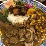 大衆中遊華食堂 八戒 - スパイスマトンカリー＋四川麻婆豆腐カリー＋生ラムクミン炒めカリー＋魯肉追加
