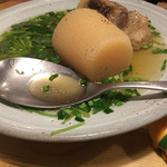 119046883 - テールと大根のスープ（人気メニューらしい）
                        味がかなり薄めなので ニラ＆ネギのW臭で完食はムリ