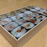 天史朗鮨 - おまかせ細巻き（かいわれ大根とイクラ、イカと酒盗、釜揚げシラスとおかか、穴子と胡瓜）　酒のツマミに最高です