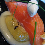 メゾン・バルサック - 静岡県朝霧高原産ニジマスの厚切りマリネ　洋梨のピュレと燻製クリームのアクセント　青茄子を添えて；アップ