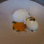 メゾン・バルサック - ハロウィンお化けに見立てた南瓜とマンゴーのもっちり大福　バニラアイスを添えて