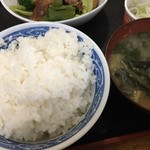 肴亭杉家 - ご飯も標準でこの量。大盛は注意。