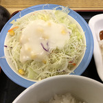 松屋 - 野菜サラダにはフレンチドレッシングをかけて。