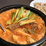 四季の家 - ランチメニュー『チゲカルビうどん』 1000円。希望者には白米・玄米・日替わりから選べるご飯サービス。この日はひじきご飯。