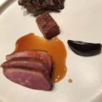 COOK JAPAN PROJECT - 京都産鴨胸肉のロースト 腿肉のコンフィ 舞茸のグリエ バーベキューソース 黒ニンニクとビーツのピュレ