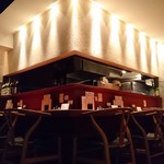 Soba Hirakawa - Yチェアー並ぶカウター。オープンキッチンなのでライブ感たっぷり。夜の蕎麦懐石ではゆっくりお話ししながらお料理をお出し致します。