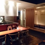 Soba Hirakawa - 和モダンな作りの店内。小上がり（床暖房付き、堀こたつ式）で接待やご宴会にも対応できます。