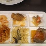 Takasaki hyakumimonogatari - （左奥から）エビチリ、唐揚げ、肉じゃが、ローストビーフ、ペペロンチーノ、トマトパスタ