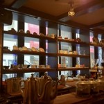 珈琲処ボナール - 棚にはコーヒーカップのコレクションが並んでいます