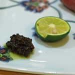 トゥ・ラ・ジョア - 自家製の実山椒のタプナードソースと酢橘