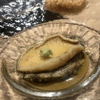 鮨 いつみ - ◎鮑
                    蝦夷鮑
                    
                    鮑をまず食べてからシャリを肝ソースに
                    絡めてリゾットにして食べます。
                    
                    
                    