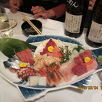 活魚割烹 赤坂 - 刺し盛りと一升瓶は「一粒の麦」