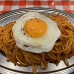 スパゲッティーのパンチョ - ナポリタン大盛り　目玉焼き　800円税込