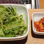 Yakiniku Ougiya - 焼肉扇屋 葛西店 ランチセットのサラダとキムチ