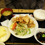 梅山鉄平食堂 - 鶏モモの唐揚げ定食830円。