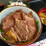 牛排盖饭“肉量很大”