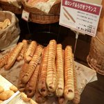 PINO - "YAOKO PINO"三芳藤久保店の店内「超ロングあらびきフランス」298円、ハーフ160円