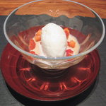 カモシヤ クスモト - 羊乳のブラマンジェとアイス・苺添え