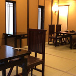 鰻 十和田 - ゆったりとした配置のテーブル席