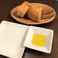 THE FUNATSUYA - パン、オリーブオイル
                    このパン、オリーブオイルが美味しい(^^)