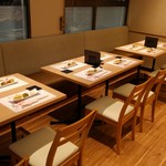 和食 ひと塩 - 4人掛けが3つ並んだ広い店内で10人前後のご宴会はいかがですか。