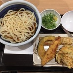丸亀製麺 - 「ぶっかけうどん（特盛り）と、「ミニ牛蒡人参かき揚げ）」「かぼちゃ天」「ちくわ天」「かしわ天」