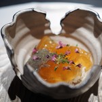 エクアトゥール - 毛ガニ　蟹味噌　トラザメのフカヒレ　ポン酢風味のコンソメ　穂紫蘇　とびっこ