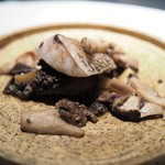 エクアトゥール - ノドグロのポワレ　ナンコツのガレット　ナス　ポルチーニのソテー　タプナードソース